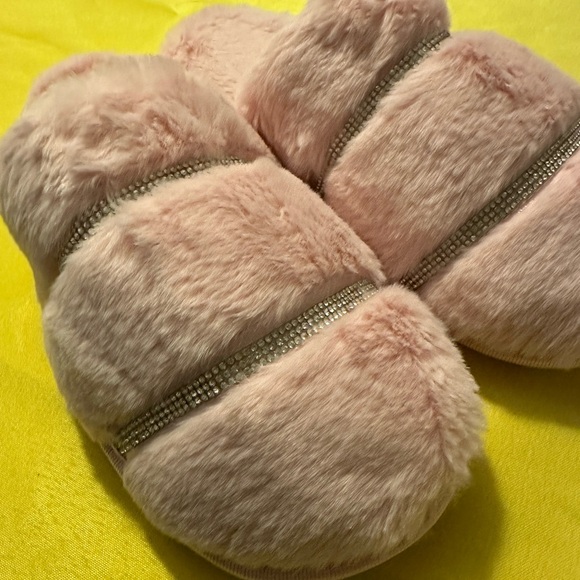 Avon Rhinestone Faux Fur Slippers -Size L (9-10) - Picture 4 of 9